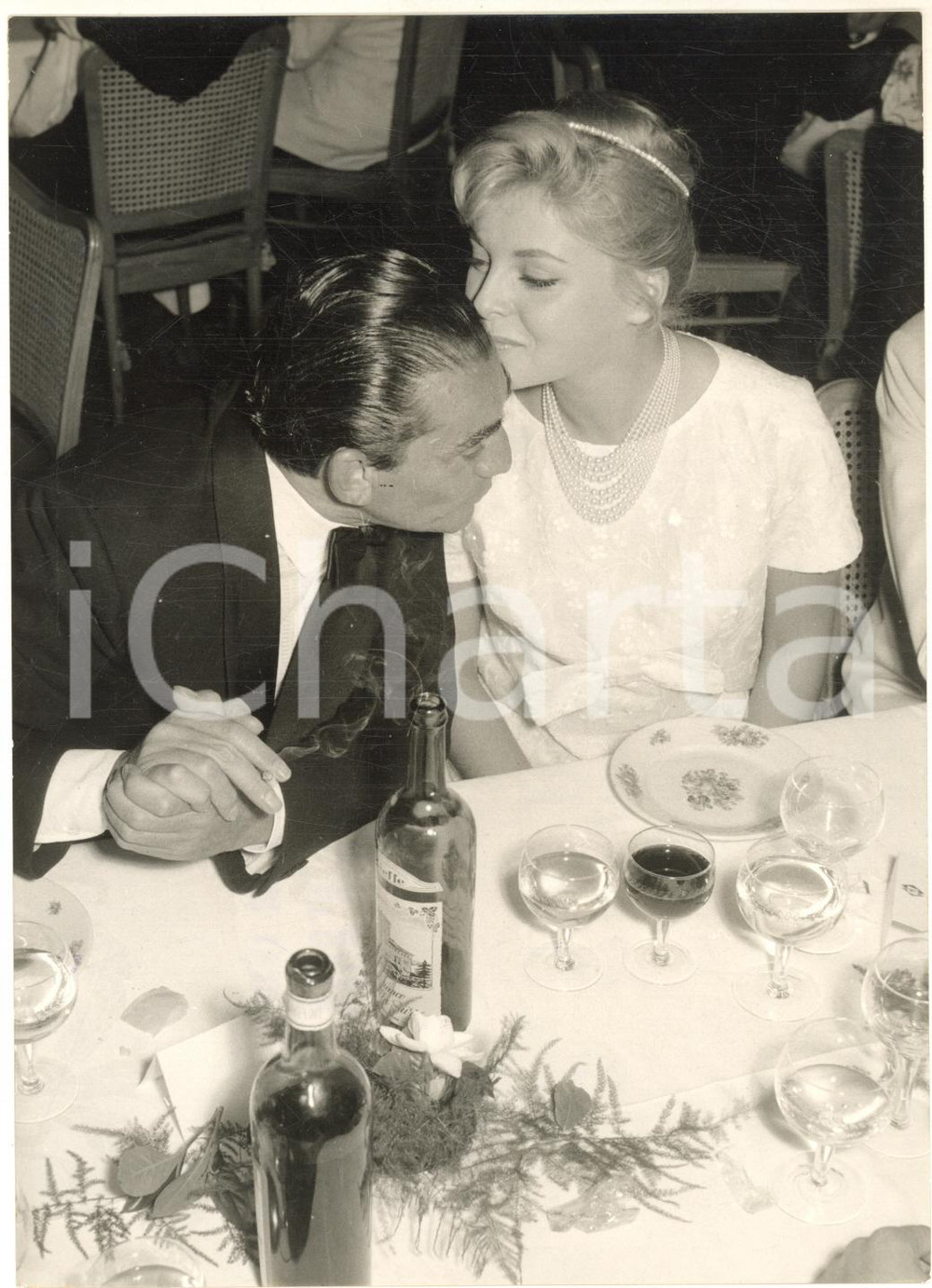 1958 SAINT-VINCENT "Grolle d'Oro" Luchino VISCONTI e Maria SCHELL - Foto  Fotografia d'epoca, con didascalia coeva al verso. CONDIZIONI: GFORMATO: 13x18 cm     originale e autentica 1