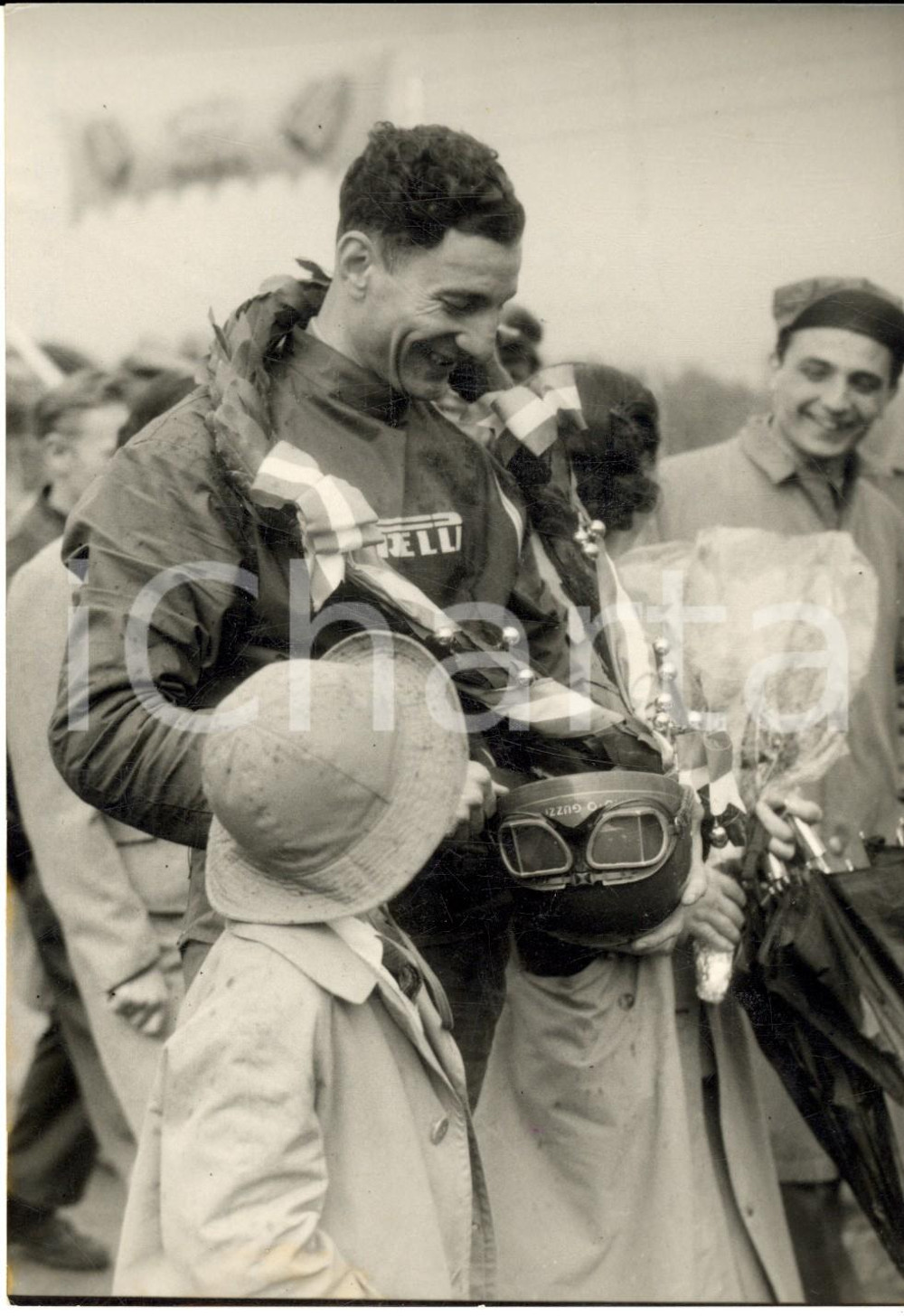 1953 MOTOCICLISMO MONZA Enrico LORENZETTI dopo la vittoria nella 250 cc. *Foto