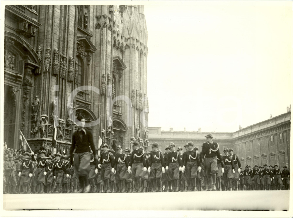 Fotografia d epoca originale 1932 MILANO Natale di Roma  Avanguardisti sfilano sul sagrato del DUOMO Foto 1