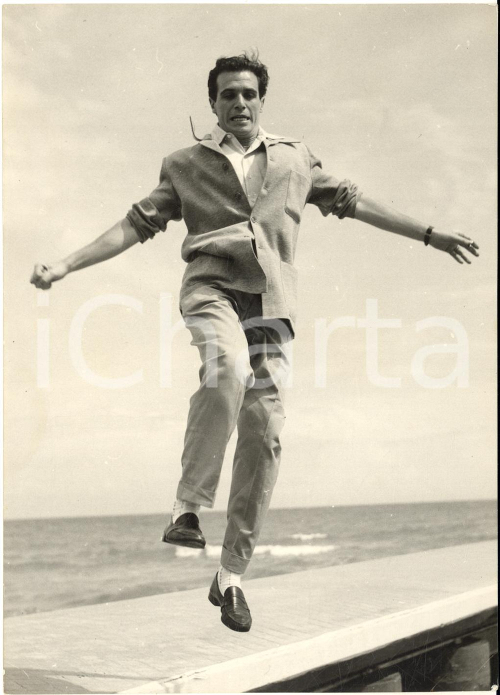 1954 VENEZIA MOSTRA DEL CINEMA Francisco RABAL durante una pausa al Lido *Foto Fotografia d'epoca con didascalia coeva al verso. CONDIZIONI: FAIR (lievi sovraimpressioni e piegature angolari)FORMATO: 13x18 cm     originale e autentica 1