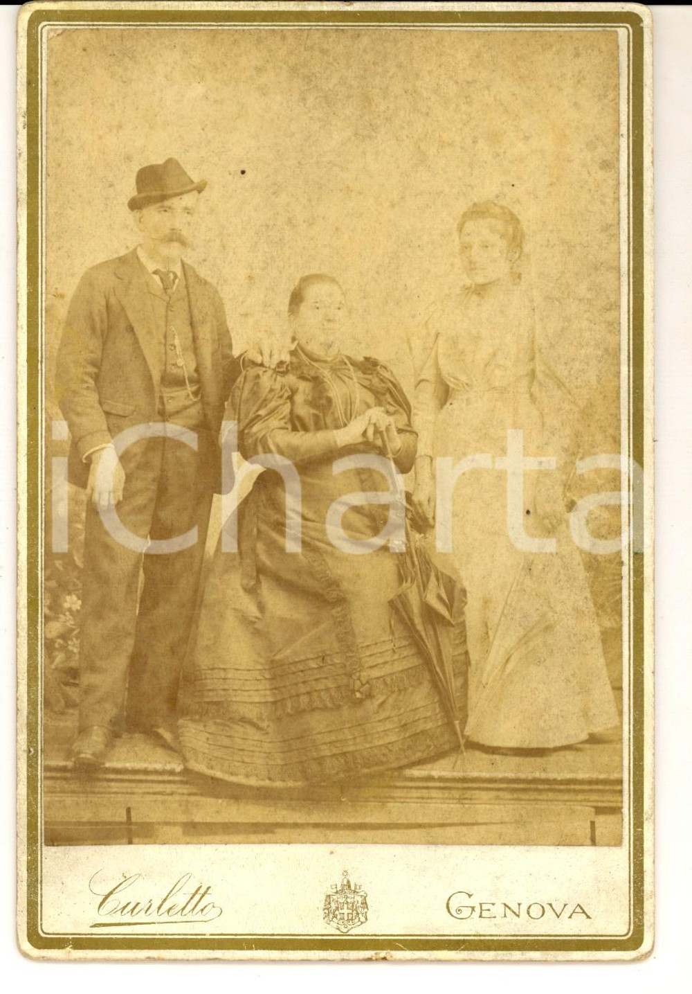Fotografia d epoca originale 1890 ca GENOVA Ritratto di famiglia in abiti da passeggio Foto CURLETTO 12x16 1