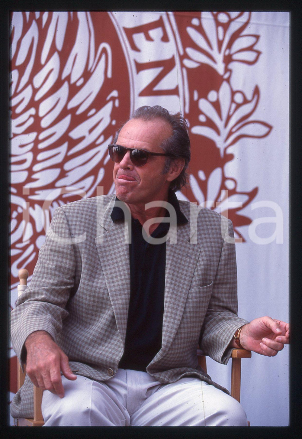 35mm vintage slide* 1995 VENEZIA Jack NICHOLSON - MOSTRA DEL CINEMA interview 1 La diapositiva ritrae l'attore Jack Nicholson al Festival del Cinema di Venezia del 1995Diapositiva d'epoca, in formato 35 mm. CONDIZIONI: GOODTutti i diritti riservati.E' severamente vietata la riproduzione. ICharta mette in vendita, sul negozio eBay e in esclusiva sul sito "icharta" il proprio archivio composto da numerose diapositive e negativi fotografici d'epoca, tutti originali e autentici, che attraversano la storia del costume italiano tra gli la fine degli anni Sessanta e Novanta.Si tratta di uno sguardo inedito sull'attualit&agrave;, la politica, la vita quotidiana, il gossip e la cultura, che fotografa il cambiamento della nazione in quest'ultimo scorcio del XX secolo. Un'occasione unica per il mercato del collezionismo, che vede finalmente disponibile un archivio eccezionale per vastit&agrave;, tematiche e condizioni, in un settore (il negativo fotografico e la diapositiva) di assoluta novit&agrave; e dalle interessanti prospettive di investimento.  originale e autentica 1