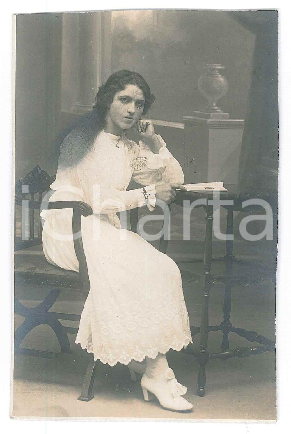 1910 ca COSTUME ITALIA Ragazza in lettura in abito bianco - Foto anonima 8x12 cm Fotografia originale d'epoca, in formato cartolina postale, con dedica di "Angela" al verso. POOR/danneggiato margini rifilati; macchia al verso Formato: 8x12 cm originale e autentica 1
