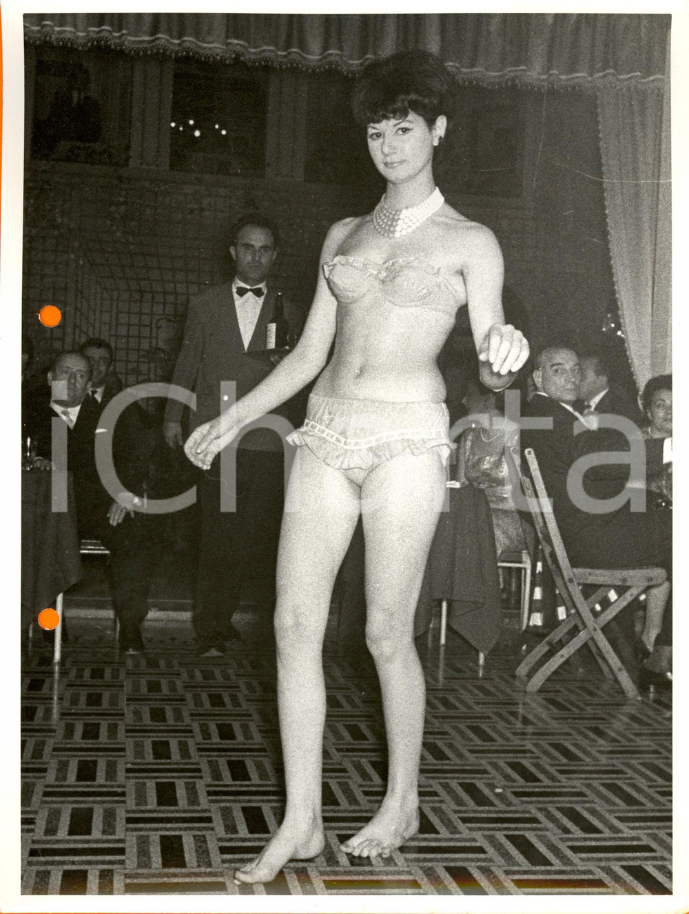 Fotografia d'epoca originale 1960 ca SALSOMAGGIORE TERME (PR) Modella sfila in costume a balze e collana 1