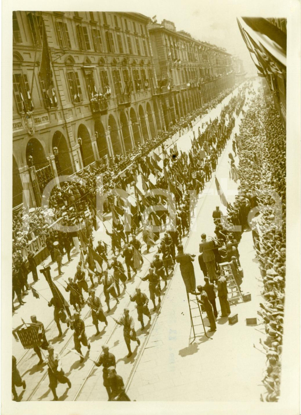 Fotografia d epoca originale 1937 TORINO Sfilata Labari Fanti in congedo per raduno nazionale FOTOGRAFIA 1