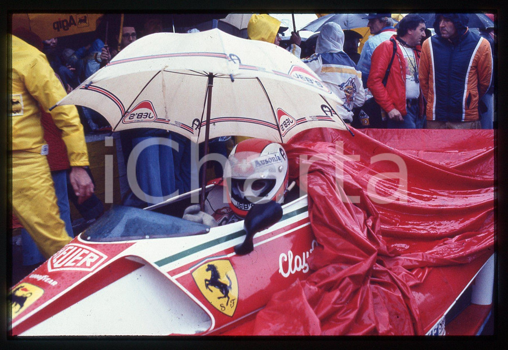 Fotografia d epoca originale 35mm vintage slide 1976 FORMULA 1 Clay REGAZZONI su FERRARI 312 T2 ai box 2 1