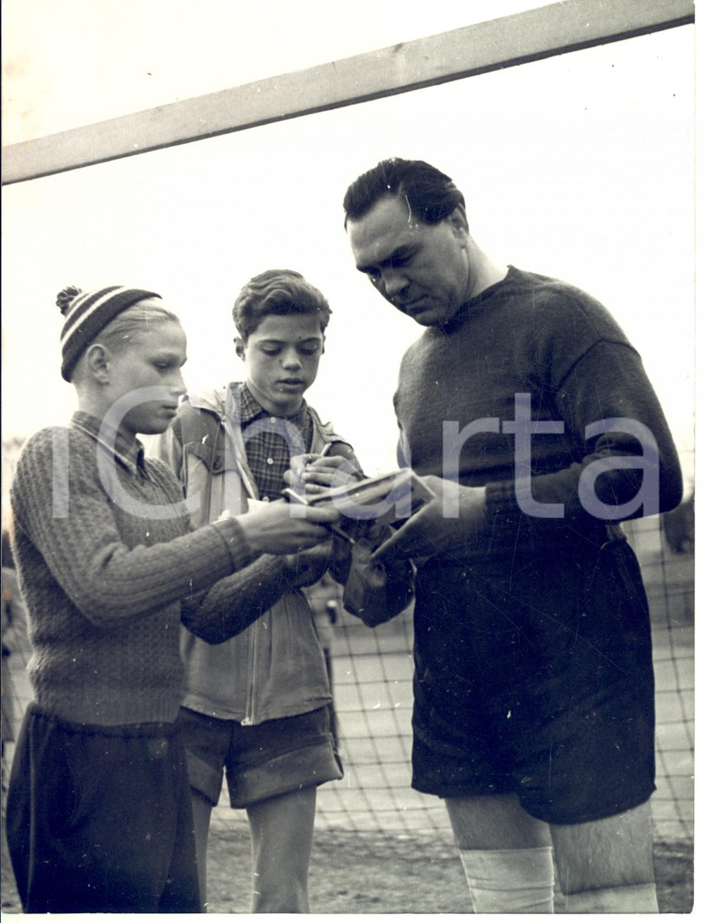 1954 BERLIN Boxer Max SCHMELING signs autographs after a football match *Photo