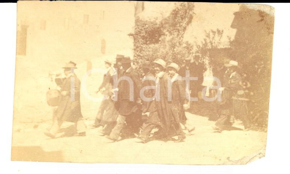 Fotografia d epoca originale 1910 ca AREA LOMBARDA Sfilata di Carnevale con tamburello Foto CURIOSA 9x6 1