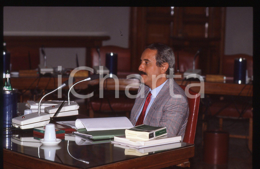 35mm vintage slide* 1990ca ITALIA Giovanni FALCONE in aula - Ritratto magistrato  Diapositiva d'epoca, in formato 35 mm. CONDIZIONI: FAIR (lievi tracce di adesivo nella parte centrale)Tutti i diritti riservati.E' severamente vietata la riproduzione. ICharta mette in vendita, sul negozio eBay e in esclusiva sul sito "icharta" il proprio archivio composto da numerose diapositive e negativi fotografici d'epoca, tutti originali e autentici, che attraversano la storia del costume italiano tra gli la fine degli anni Sessanta e Novanta.Si tratta di uno sguardo inedito sull'attualit&agrave;, la politica, la vita quotidiana, il gossip e la cultura, che fotografa il cambiamento della nazione in quest'ultimo scorcio del XX secolo. Un'occasione unica per il mercato del collezionismo, che vede finalmente disponibile un archivio eccezionale per vastit&agrave;, tematiche e condizioni, in un settore (il negativo fotografico e la diapositiva) di assoluta novit&agrave; e dalle interessanti prospettive di investimento.  originale e autentica 1