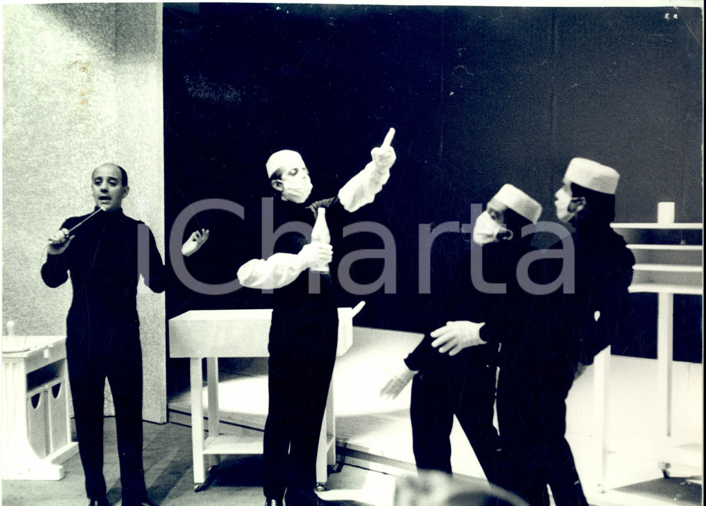 1965 ca CABARET I GUFI in scena in un finto ospedale - Fotografia 30x21 cm