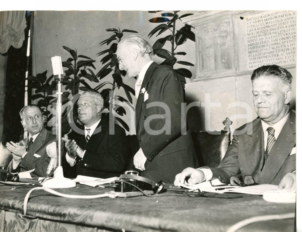 1960 ca GENOVA Antonio SEGNI al tavolo degli oratori - Fotografia 24x18 cm