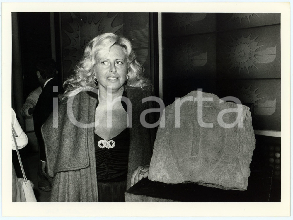 Fotografia d epoca originale 1984 CANALE 5  SUPERFLASH Giuliana ROMANI ADAMI e la scultura ModÃ¬ 4 Foto 2 1