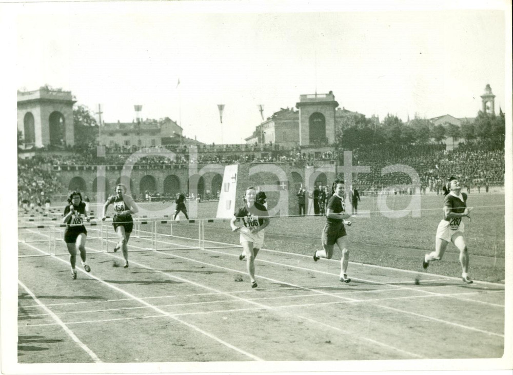 Fotografia d epoca originale 1934 MILANO ARENA Traguardo corsa a ostacoli LITTORIALI femminili Fotografia 1