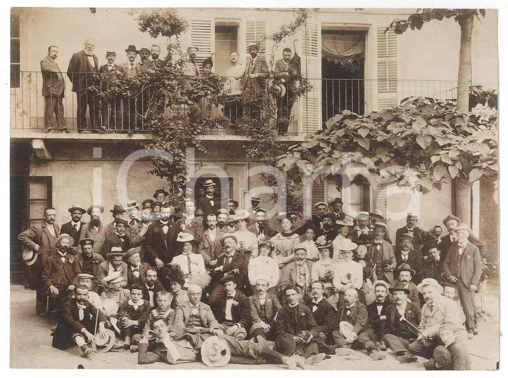Fotografia d epoca originale 1910 ca COSTUME PIEMONTE Ritratto di gruppo in casa di ringhiera Foto GABINIO 1