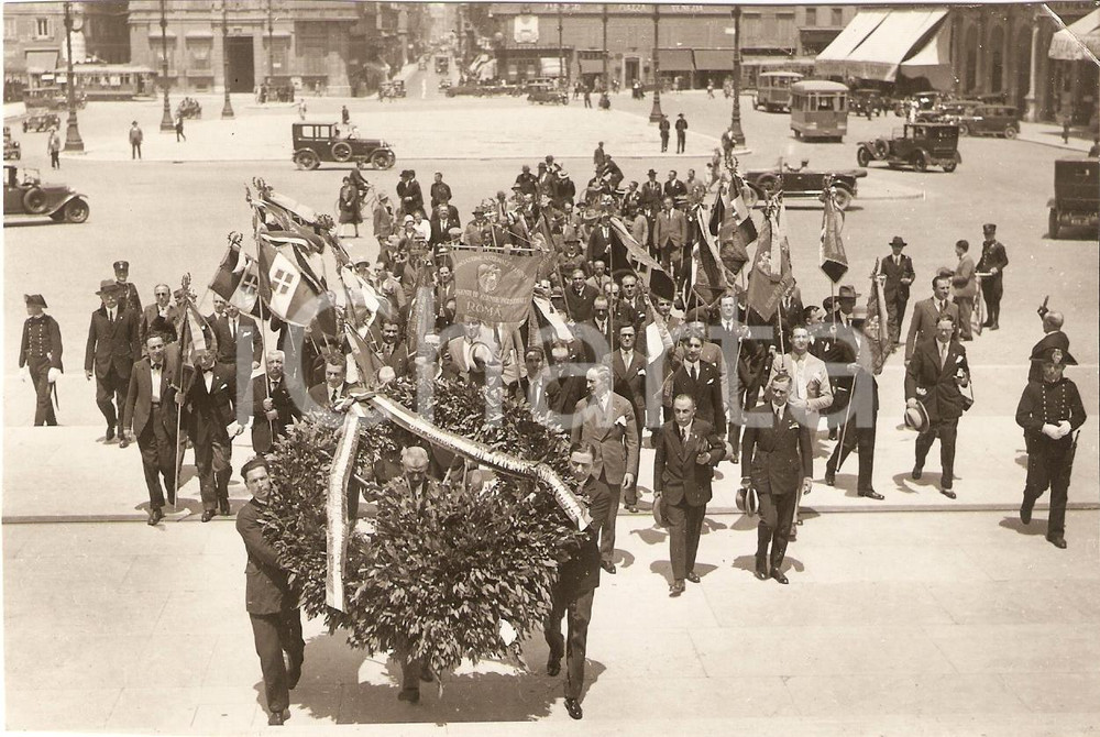 Fotografia d'epoca originale 1930 ca ROMA Congressisti aziende ministeriali rendono omaggio al MILITE IGNOTO 1