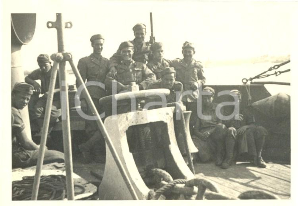 Fotografia d'epoca originale 1941 WW2 Motonave VIMINALE Soldati in partenza per l'Albania *Foto 9 x 6 cm 1