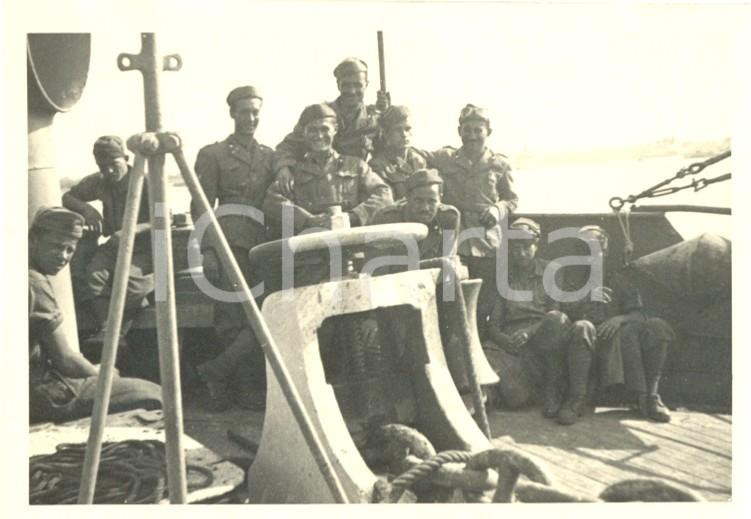 Fotografia d epoca originale 1941 WW2 Motonave VIMINALE Soldati in partenza per l Albania Foto 9 x 6 cm 1