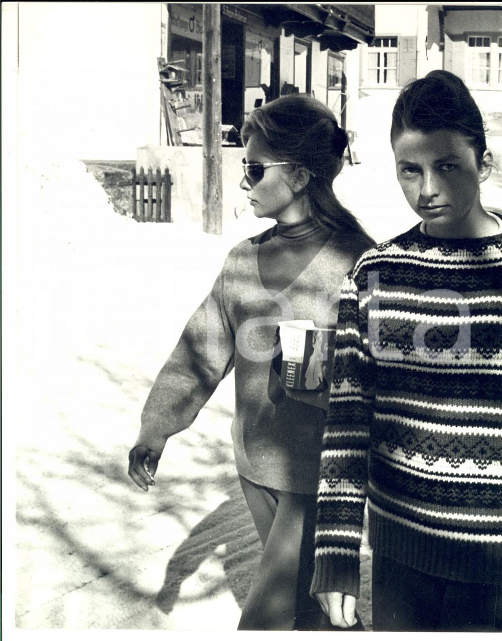Fotografia d epoca originale 1960 ca KLOSTERS CH Paola del BELGIO passeggia con un amica Fotografia 21x26 1