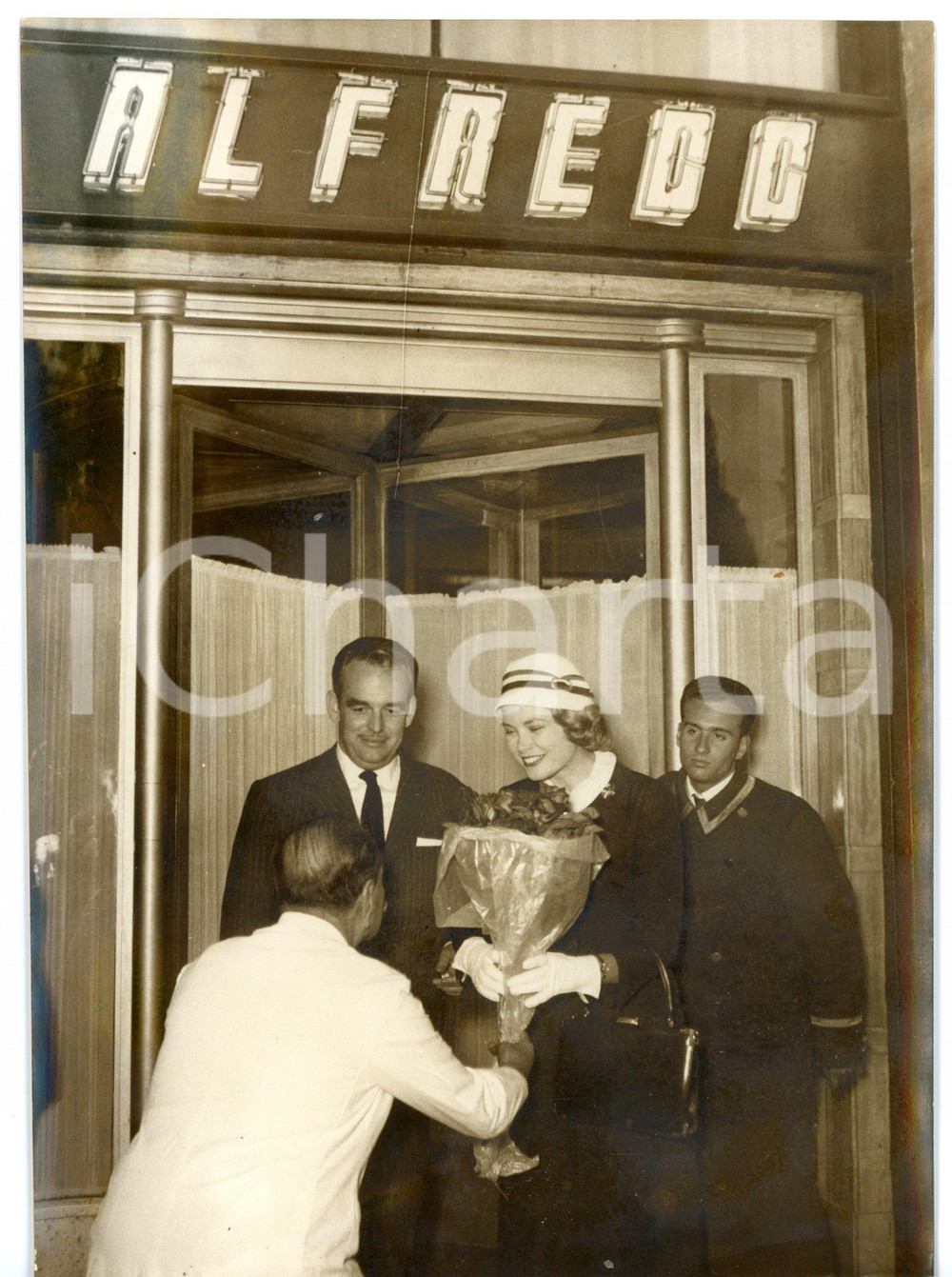 1957 ROMA Ristorante ALFREDO - Grace KELLY e Ranieri III con il proprietario