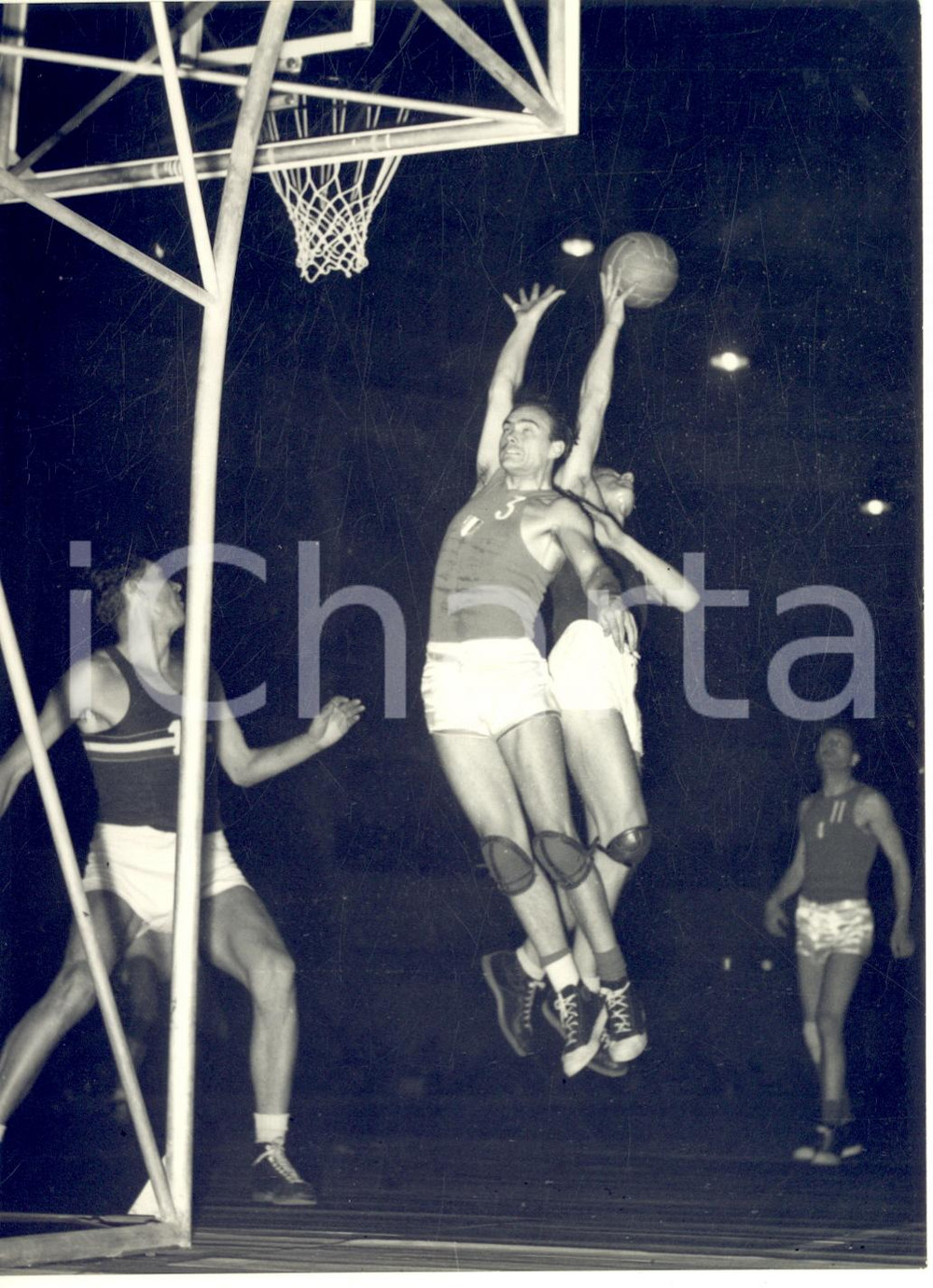 1954 MILANO BASKET III Trofeo MAIRANO - ITALIA-UNGHERIA  *Foto 13x18 cm Fotografia d'epoca con didascalia coeva al verso.  CONDIZIONI: FAIR (piegatura al margine inferiore e lieve sovraimpressione marginale) FORMATO:  13x18 cm    originale e autentica 1