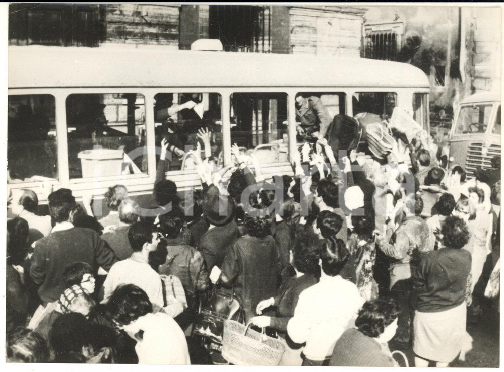 1966 ALLUVIONE DI FIRENZE Camion con i viveri assediato dai cittadini *Foto