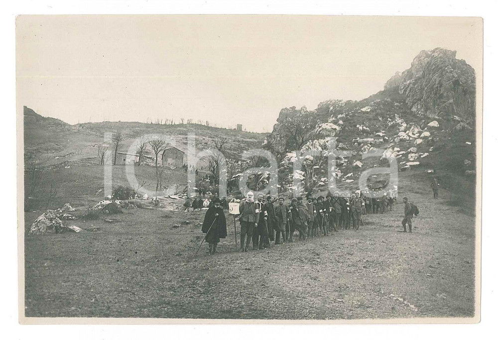 1915 ca WW1 ZONA DI GUERRA Colonna di feriti in marcia - Foto 14x9 cm Fotografia originale d'epoca.FOTOGRAFO: Mariani &amp; Bissatini - Milano GOOD/buono  Formato: 14x9 cm originale e autentica 1