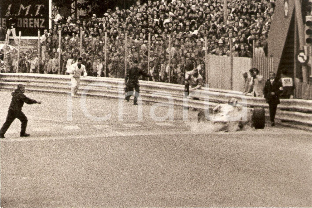 Fotografia d epoca originale 1970 ca AUTOMOBILISMO Auto esce fuori pista durante gara Foto 1