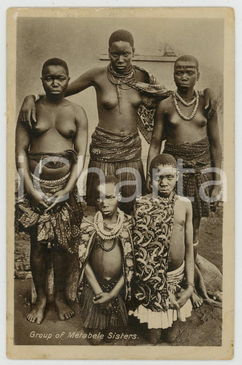 1968 ZIMBABWE - AFRICA Group of Metabele sisters ETHNIC NUDE Postcard DAMAGED  Cartolina postale d'epoca, viaggiata.CONDIZIONI: VERY POOR (sbrecciature ai margini, crepe e progressivo distaccamento della pellicola al recto, smussature agli angoli, aloni diffusi)FORMATO: FP    originale e autentica 1