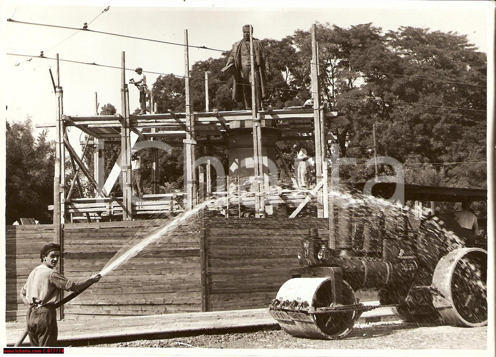 Fotografia d epoca originale 1939 MILANO Operai e schiacciasassi sistemano nuova sede monumento a CAVOUR Foto 1