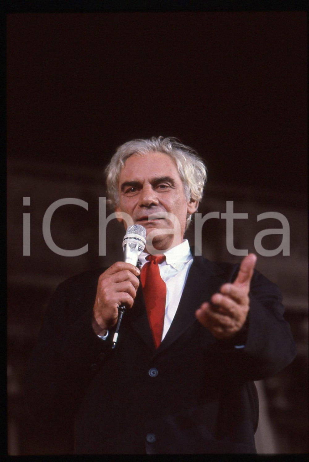 35mm vintage slide* 1991 VENEZIA Gian Maria VOLONTE' alla Mostra del Cinema (2)  Diapositiva d'epoca, in formato 35 mm.CONDIZIONI: GOOD   Tutti i diritti riservati.E' severamente vietata la riproduzione. ICharta mette in vendita, sul negozio eBay e in esclusiva sul sito "icharta" il proprio archivio composto da numerose diapositive e negativi fotografici d'epoca, tutti originali e autentici, che attraversano la storia del costume italiano tra gli la fine degli anni Sessanta e Novanta.Si tratta di uno sguardo inedito sull'attualit&agrave;, la politica, la vita quotidiana, il gossip e la cultura, che fotografa il cambiamento della nazione in quest'ultimo scorcio del XX secolo. Un'occasione unica per il mercato del collezionismo, che vede finalmente disponibile un archivio eccezionale per vastit&agrave;, tematiche e condizioni, in un settore (il negativo fotografico e la diapositiva) di assoluta novit&agrave; e dalle interessanti prospettive di investimento.  originale e autentica 1