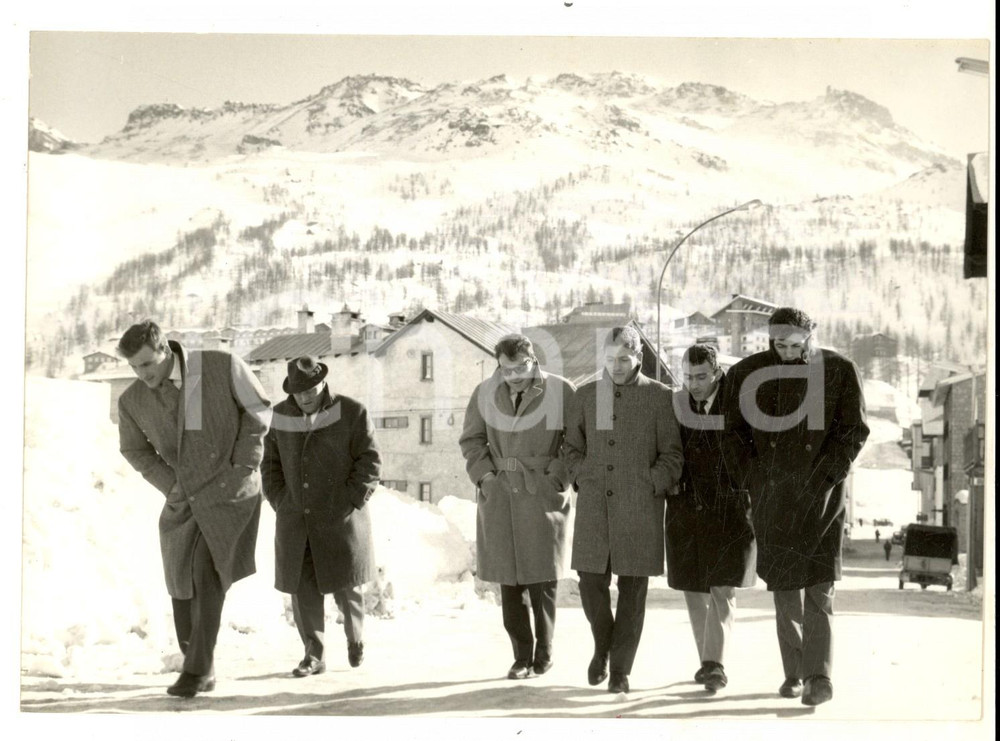 Fotografia d epoca originale 1962 CERVINIA MILAN CALCIO Nereo ROCCO prepara il derby in montagna Foto 18x14 1