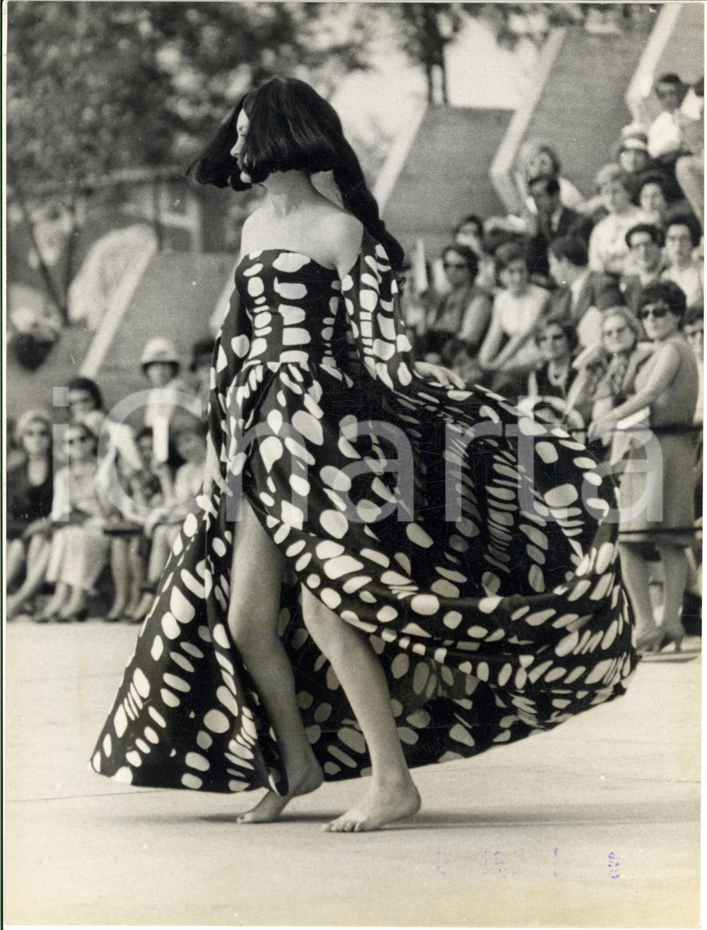 1966 LEGNANO Parco Fondazione PAGANI - Sfilata di moda - Foto 18x24 cm Fotografia d'epoca con didascalia coeva al verso. CONDIZIONI: FAIR (macchie di inchiostro al margine inferiore)FORMATO: 18x24 cm     originale e autentica 1