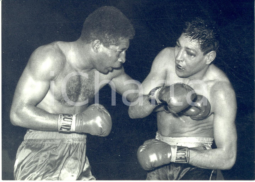 1964 BOXE MILANO Incontro Carlo DURAN - Ted WRIGHT *Fotografia 18x13 cm Fotografia d'epoca con didascalia coeva al verso. CONDIZIONI: GFORMATO: 18x13 cm     originale e autentica 1
