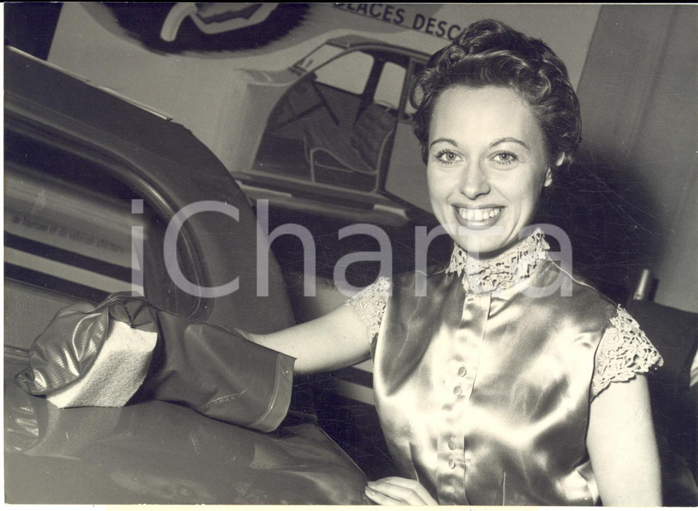 1954 PARIS Salon de l'Automobile - Modella con un nuovo guanto da lavaggio *Foto