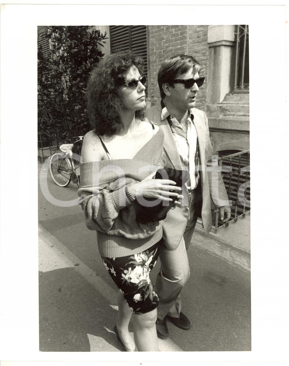 1985 ca VENEZIA Stefania SANDRELLI a passeggio con il compagno Giovanni SOLDATI Fotografia di agenzia. CONDIZIONI: GFORMATO: 20x25 cm    originale e autentica 1