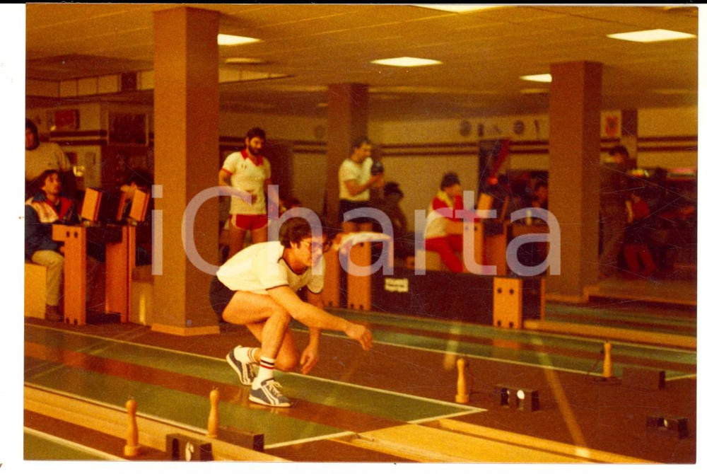 Fotografia d epoca originale 1985 ca  FRONTONE PU Gilberto TAGNANI durante una gara al bowling Foto 1