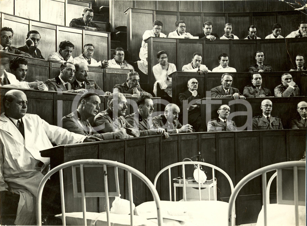 Fotografia d epoca originale 1935 ROMA Ufficiali ascoltano Aldo CASTELLANI su difesa sanitaria truppe AFRICA 1