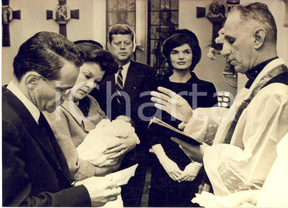 1960 GEORGETOWN John F. KENNEDY e Jacqueline al battesimo del figlio *Foto  Fotografia d'epoca con didascalia coeva. La fotografia &egrave; scattata in occasione del battesimo di John F. Kennedy jr, celebrato da padre Martin Casey.  CONDIZIONI: G FORMATO: 18x13 cm     originale e autentica 1