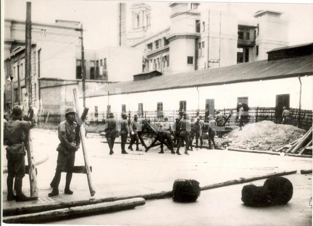 Fotografia d epoca originale 1939 SHANGAI CINA Soldati GIAPPONESI rimuovono barricate britanniche Foto 1