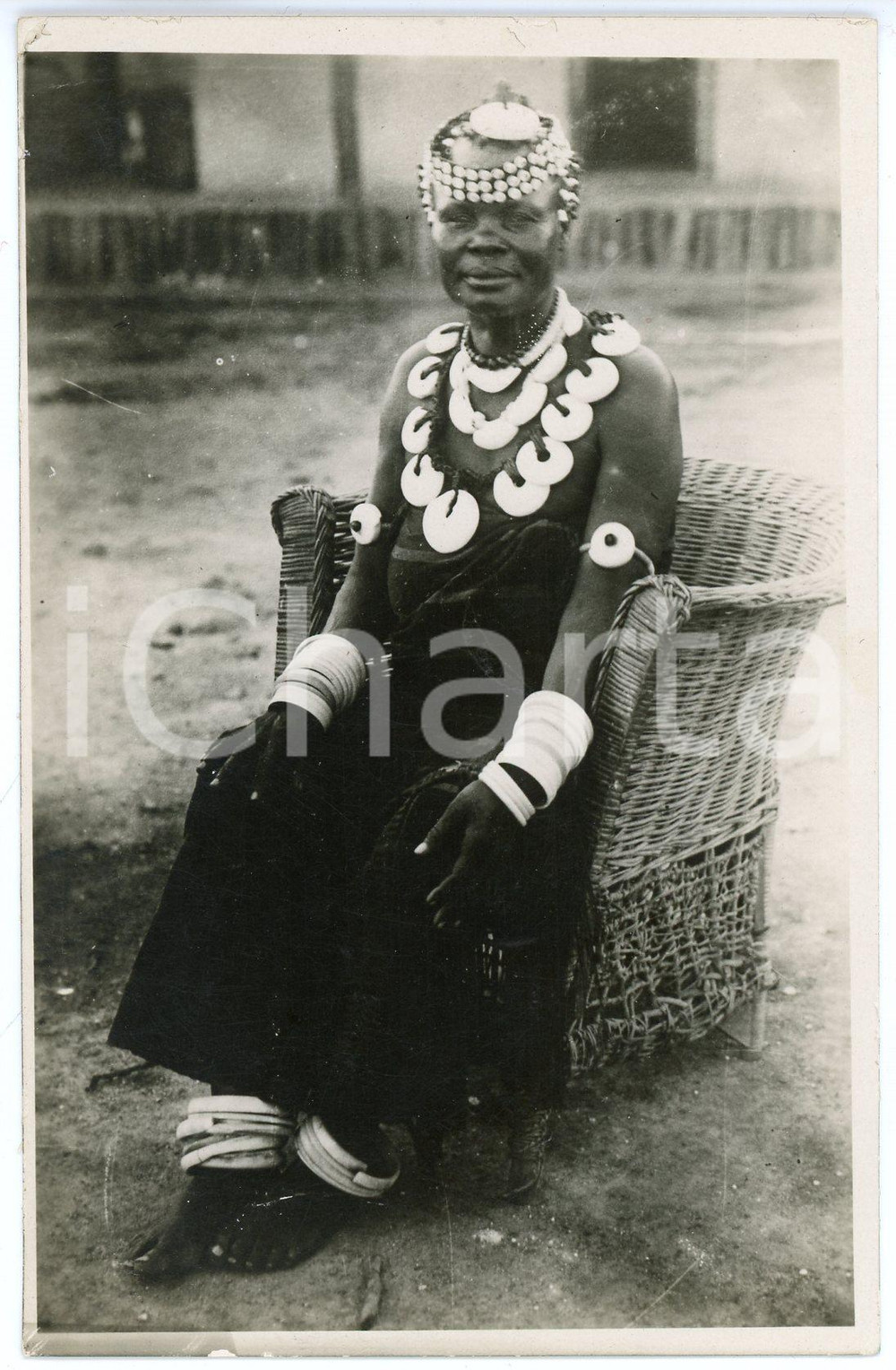 1920 ca AFRICA Indigenous woman with necklaces and bracelets - Postcard FP NV  Cartolina postale d'epoca, non viaggiata.CONDIZIONI: FAIR (bassa qualit&agrave; di stampa)FORMATO: FP    originale e autentica 1