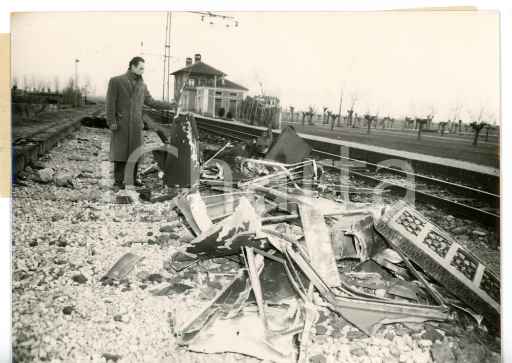 1955 SAN BENIGNO DI CUNEO Scontro frontale fra due treni - Rottami tra i binari Fotografia d'epoca con didascalia coeva al verso. CONDIZIONI: G (ma piccola piegatura al margine superiore)FORMATO: 18x13 cm     originale e autentica 1