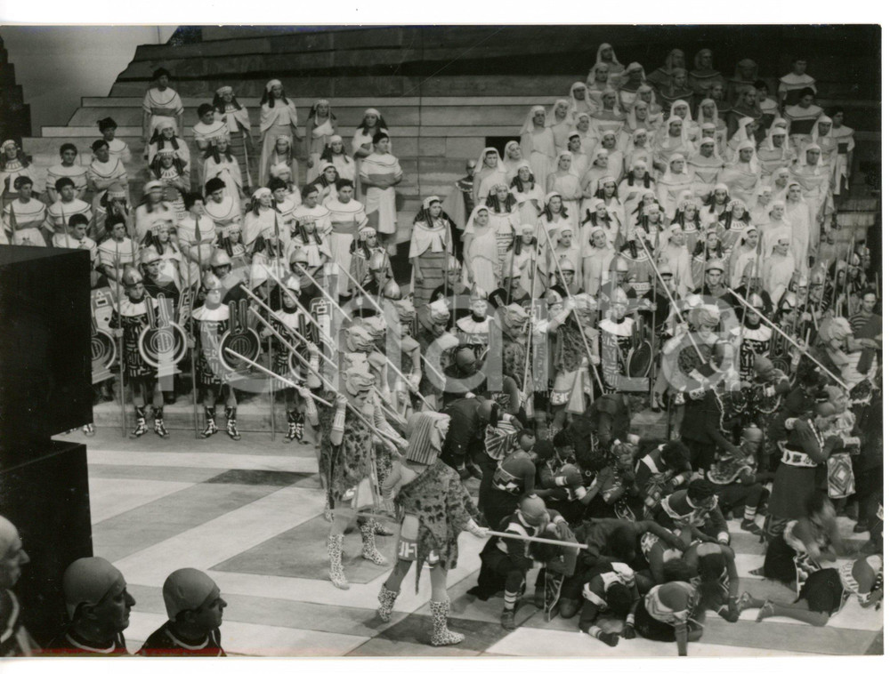 1956 MILANO TEATRO ALLA SCALA Aida - Scena nel palazzo del Faraone *Foto 18x13 Fotografia d'epoca, con didascalia coeva al verso. CONDIZIONI: GFORMATO: 11x13 cm     originale e autentica 1