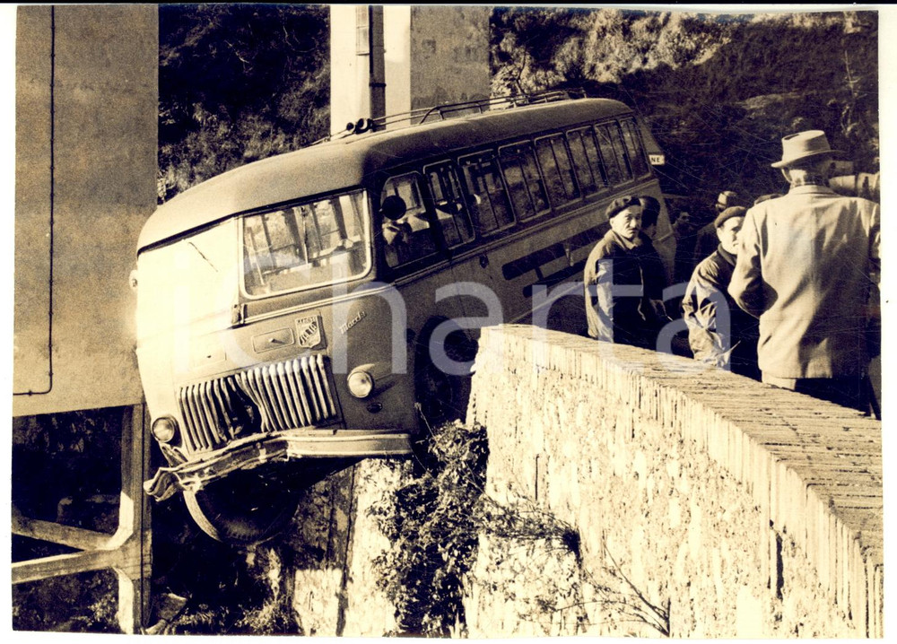 1955 ca GENOVA BAVARI Corriera in bilico su una scarpata - Fotografia 18x13 cm