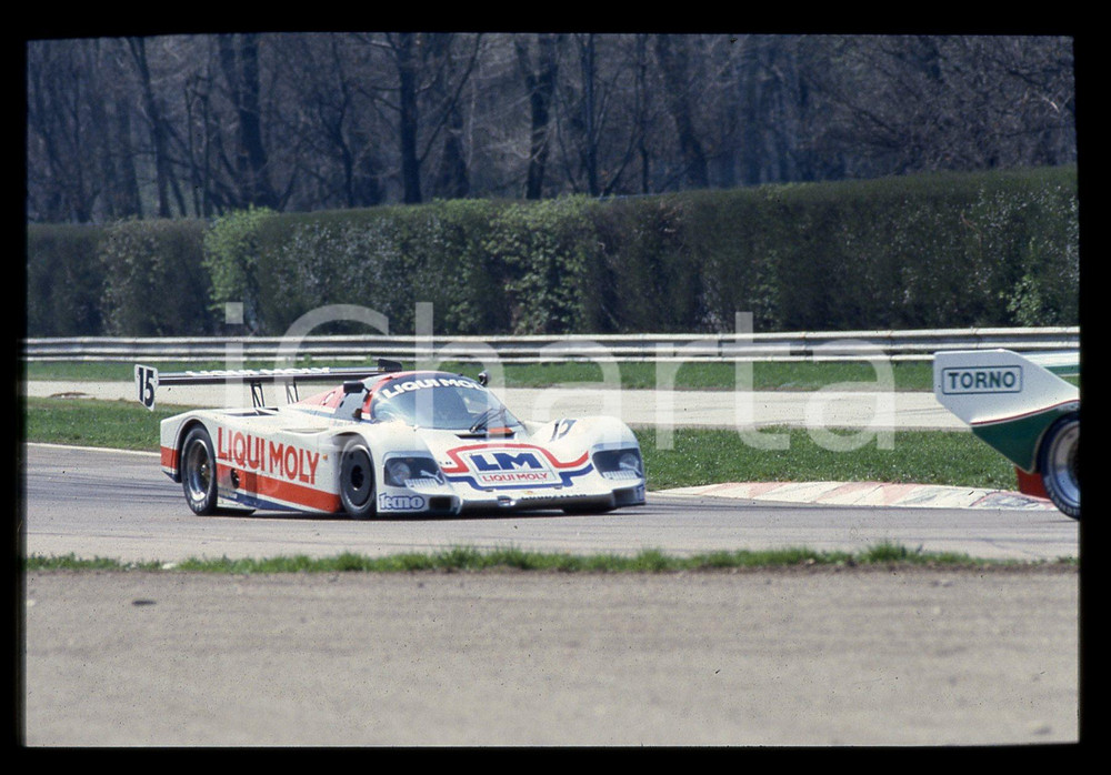 35mm vintage slide* 1987 1000 KM MONZA PORSCHE 962C GTi Britten/Lloyd - Gara   Diapositiva d'epoca, in formato 35 mm. CONDIZIONI: GOODTutti i diritti riservati.E' severamente vietata la riproduzione. ICharta mette in vendita, sul negozio eBay e in esclusiva sul sito "icharta" il proprio archivio composto da numerose diapositive e negativi fotografici d'epoca, tutti originali e autentici, che attraversano la storia del costume italiano tra gli la fine degli anni Sessanta e Novanta.Si tratta di uno sguardo inedito sull'attualit&agrave;, la politica, la vita quotidiana, il gossip e la cultura, che fotografa il cambiamento della nazione in quest'ultimo scorcio del XX secolo. Un'occasione unica per il mercato del collezionismo, che vede finalmente disponibile un archivio eccezionale per vastit&agrave;, tematiche e condizioni, in un settore (il negativo fotografico e la diapositiva) di assoluta novit&agrave; e dalle interessanti prospettive di investimento.     originale e autentica 1