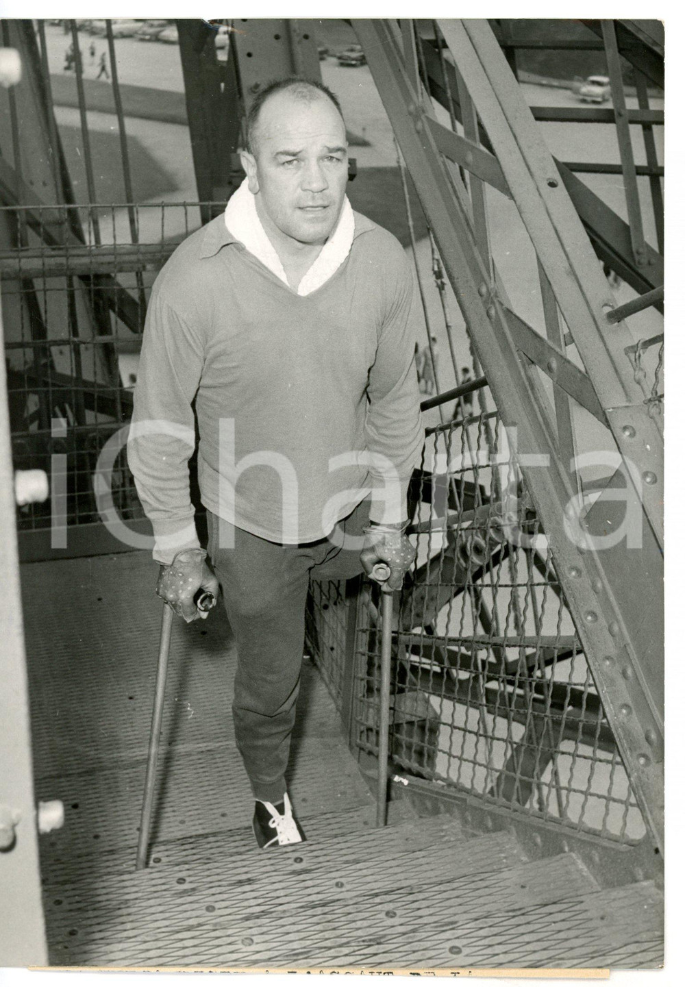 1959 PARIS Mutilato di guerra Gilbert DUTRIEUX sale i gradini della TORRE EIFFEL Fotografia d'epoca con didascalia coeva.  CONDIZIONI: G (ma minimi difetti di stampa) FORMATO: 13x18 cm     originale e autentica 1