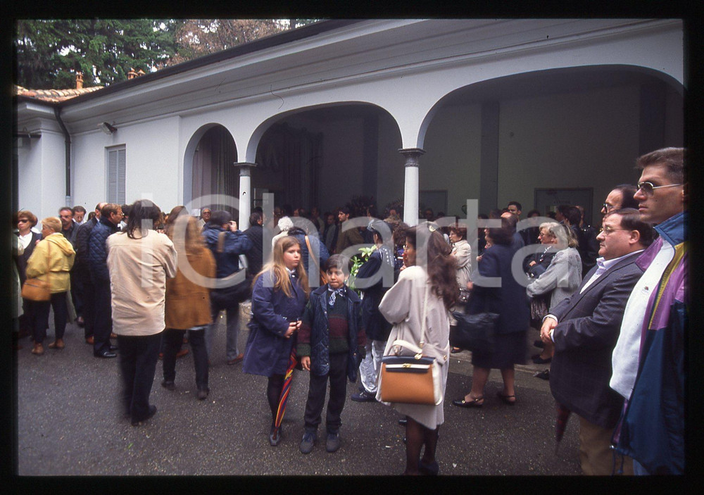 35mm vintage slide* 1995 BUSTO ARSIZIO Funerali Mia MARTINI Folla all'obitorio