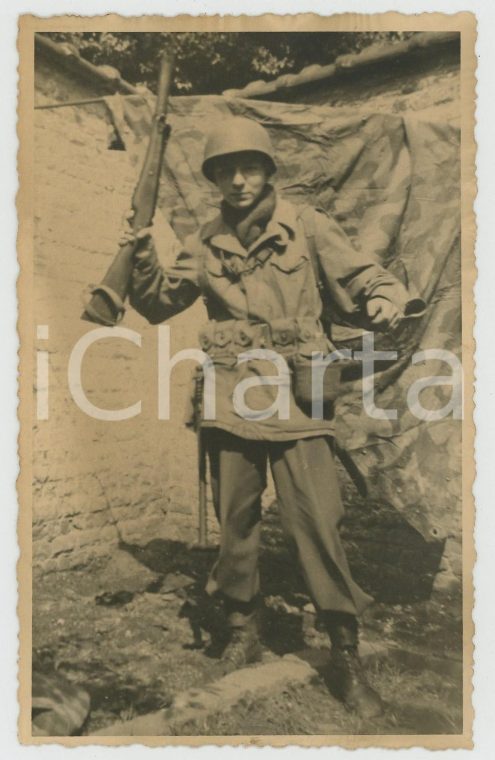 1940 ca ITALIA - ESERCITO Soldato in posa con fucile - Fotografia anonima FP NV  Cartolina postale d'epoca, non viaggiata. GOOD/buono  Formato: FP originale e autentica 1