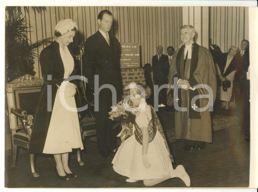 Fotografia d epoca originale 1957 PARIS Chiesa scozzese  ELISABETTA II riceve fiori da una bambina Foto 1