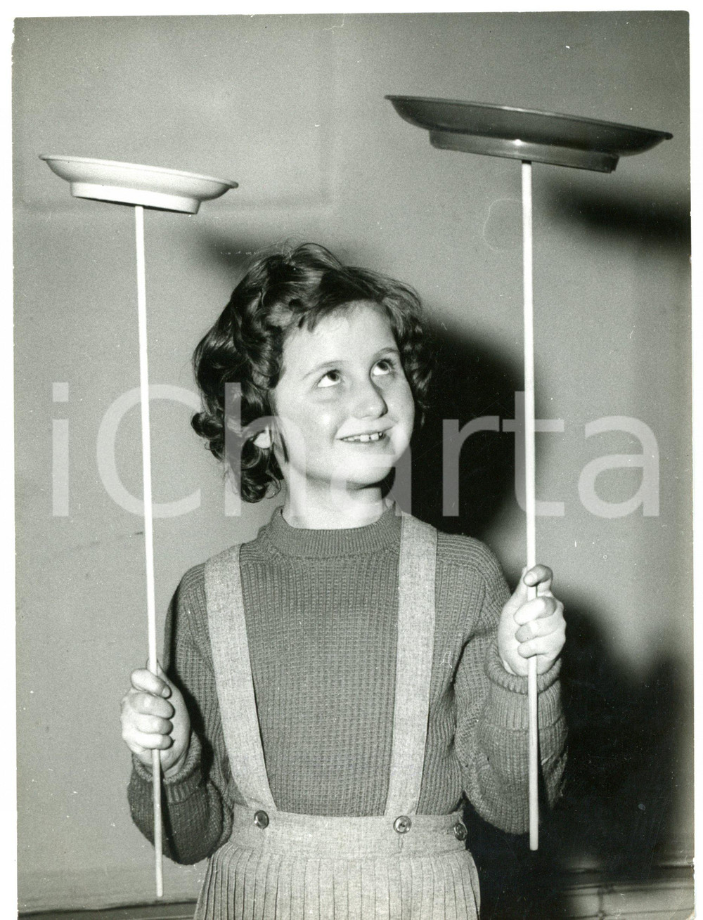 1959 BOLTON Seven-year-old Carol WOOLLEY one of the pioneers of Whirley-Whirler Fotografia d'epoca con didascalia coeva.  CONDIZIONI: FAIR (piegature angolari) FORMATO: 15x20 cm     originale e autentica 1