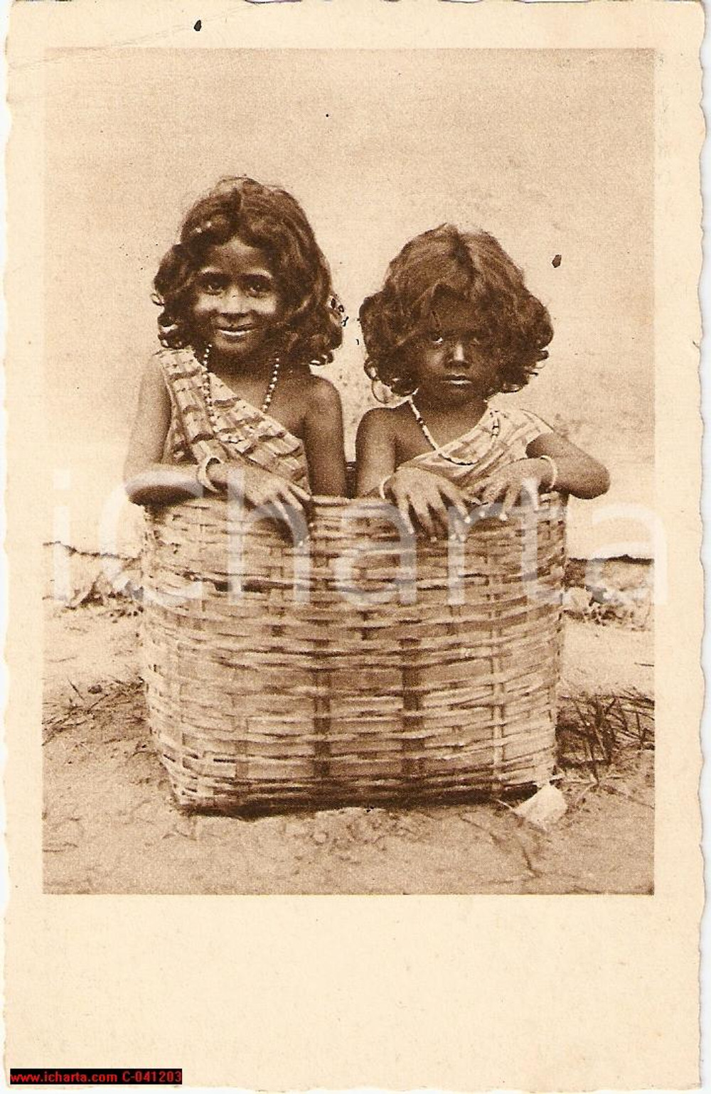 Cartolina originale da collezione 1930 Pontificio Ist. MISSIONI ESTERE Bambine africane 1
